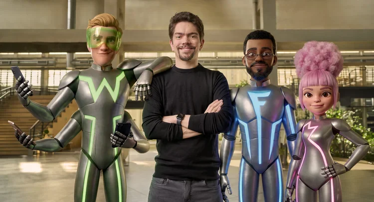 Homem de braços cruzados ao lado de três personagens do Squad, os agentes Waz, Fin e Maky