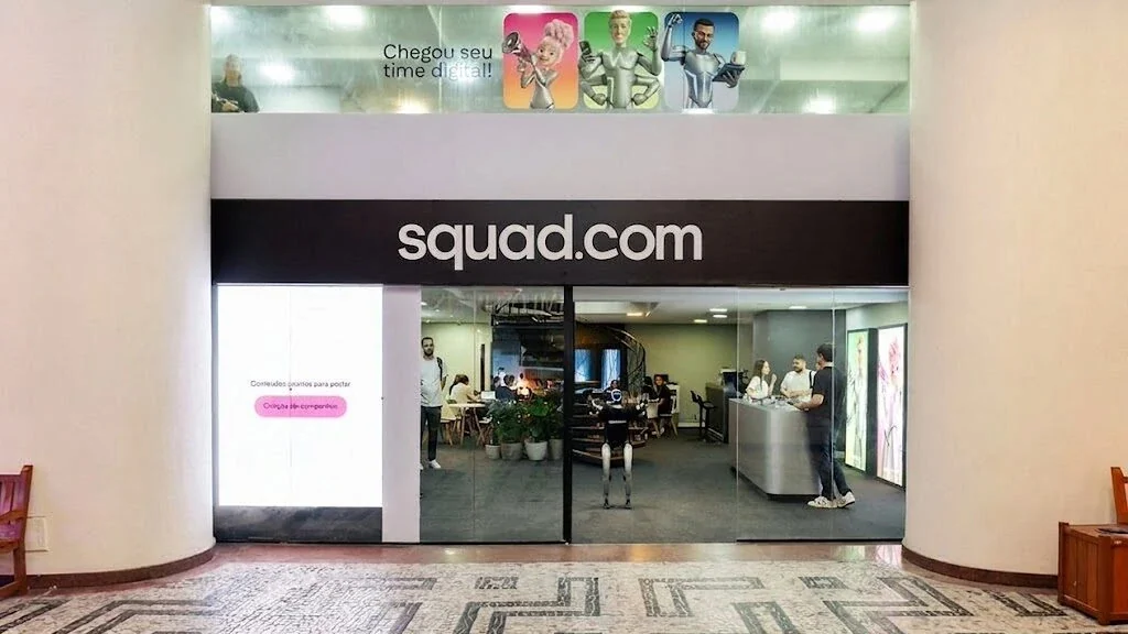 Fachada da loja do Squad.com no Conjunto Nacional, com a vitrine aberta e pessoas sendo atendidas no balcão