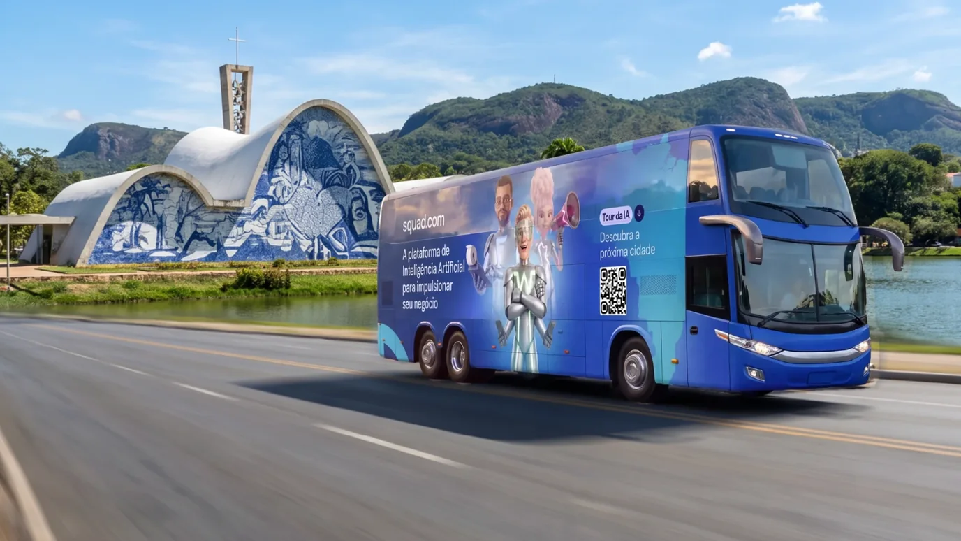 Ônibus azul do Squad com os personagens dos agentes, na estrada em frente à Igreja da Pampulha, em Belo Horizonte